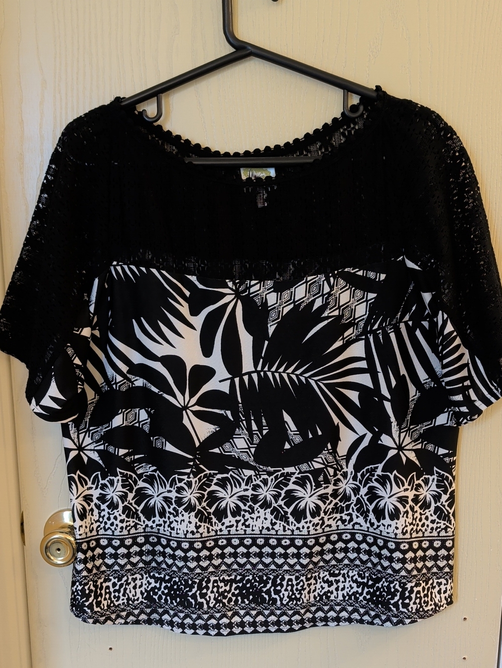Figueroa & Flower Women’s Black & White Lace Yoke Tropical Print Top – Size 1X